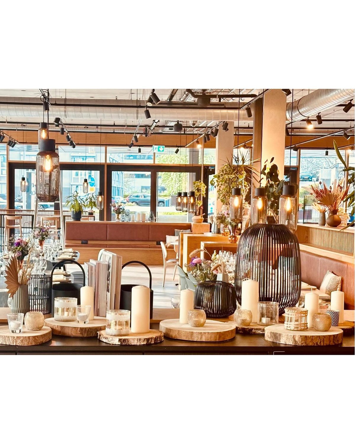 Décoration de bougies, lanternes et fleurs séchées pour un événement