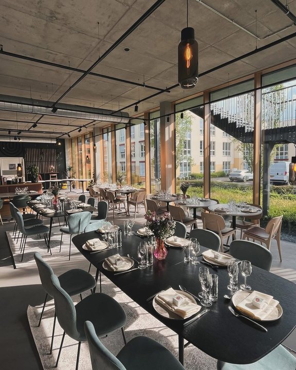 Tables dressées pour un dîner au PallCafé Bertrange