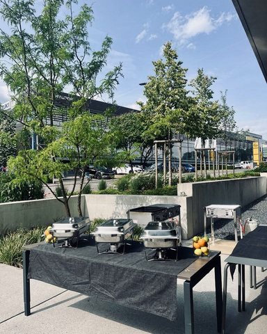 Buffet installé sur la terrasse