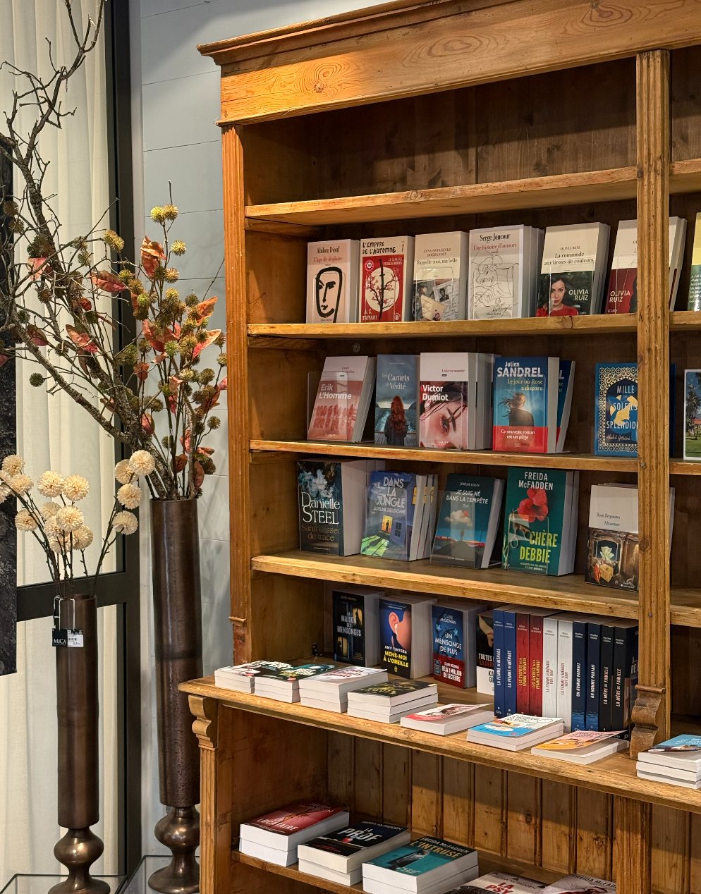 Les étagères en bois de la Librairie du Passage, dans l’espace fleurs du Pall Center Oberpallen